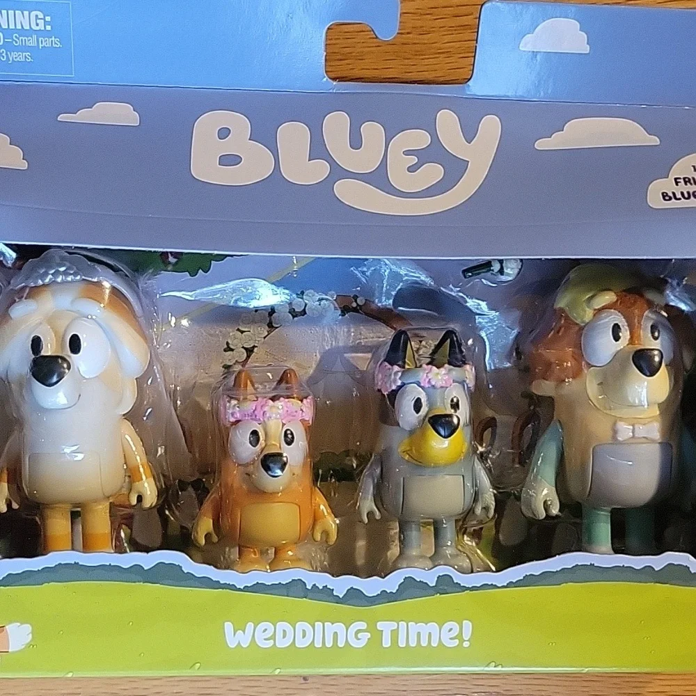 Bluey & Family Wedding Time Frisky & Uncle Rad & Bluey & Bingo Figures - Picture 3 of 4